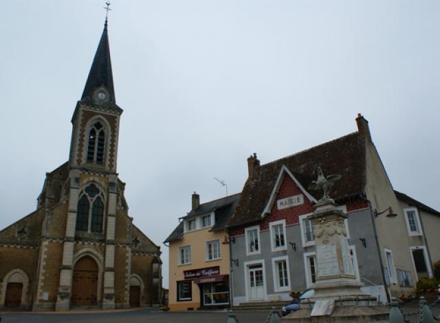 St-Jean-d'Assé. le bourg : mairie, église, monument aux morts et le salon de coiffure !