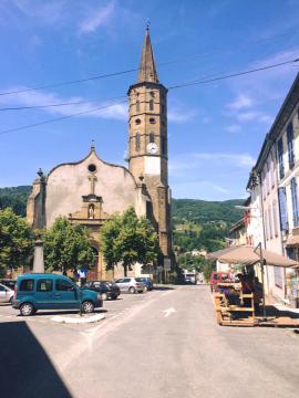 Place de l'Église de Massat en été