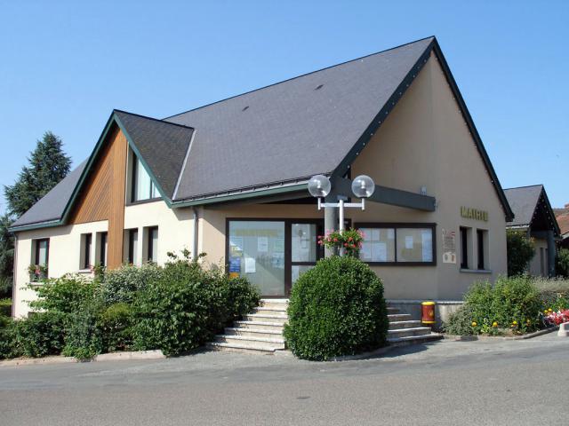 Façade extérieure de la mairie de Saint-Georges-du-Bois dans le département français de la Sarthe, en juin 2004