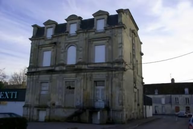 Ancienne maison promise à la démolition! Dommage.