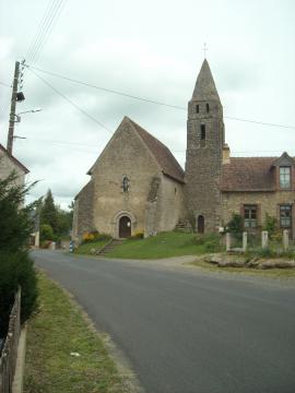 Photo de l'église avec son clocher maçonné.