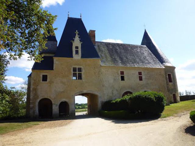 château de la Chéronne,logis médiéval sur porte d'entrée