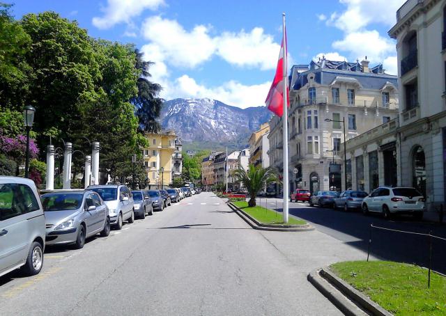 L'avenue Charles de Gaulle d'Aix-les-Bains dans le sens ouest-est dominée par le mont Revard.