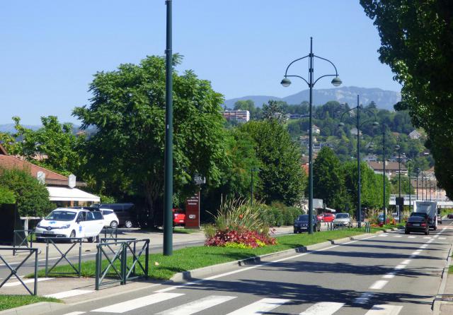 Le boulevard Maréchal de Lattre De Tassigny à Aix-les-Bains, en direction du centre-ville.