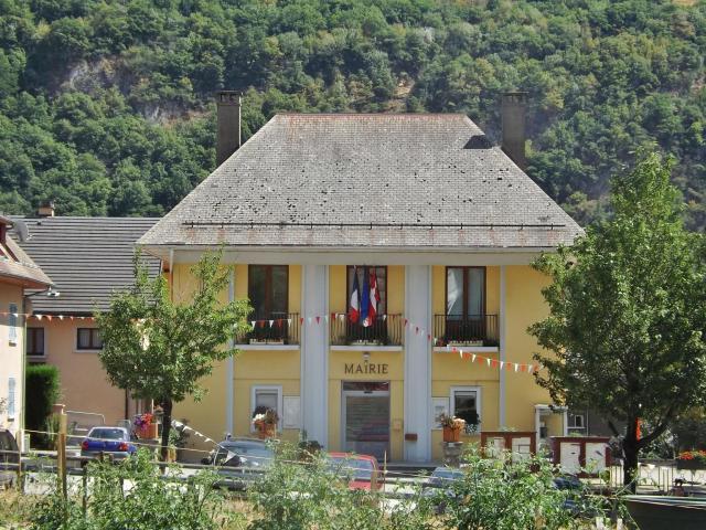 Vue de la mairie de la commune d'Hermillon, en Savoie.