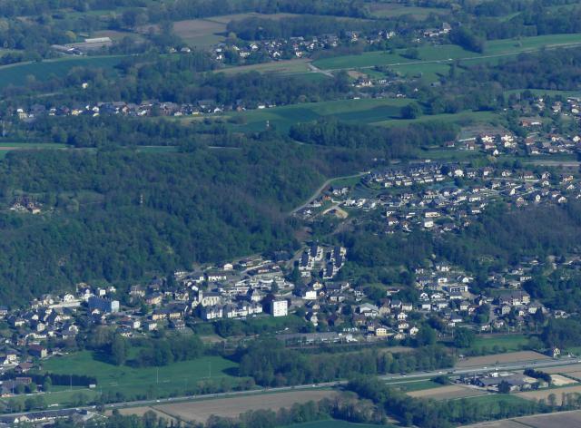 Vue, depuis le sommet du Mont du Chat (1 500 mètres d'altitude), de la commune de Voglans, entre Chambéry et Aix-les-Bains, en Savoie.