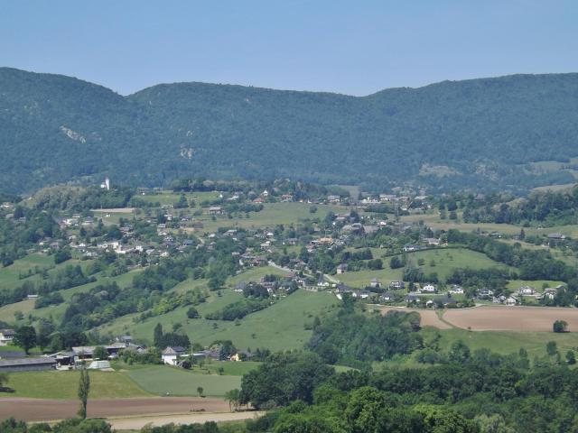 Vue panoramique, depuis les hauteurs de Montagnole, de la commune de Vimines et de ses multiples hameaux, au pied de la chaîne de l'Épine…