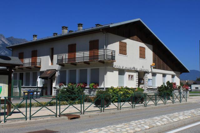 L'école et la mairie de Grignon (Savoie)
