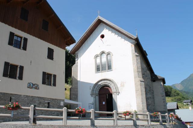 Gîte rural (à gauche) et façade de l'église Saint-Barthélémy (XIXe siècle) de Montsapey.