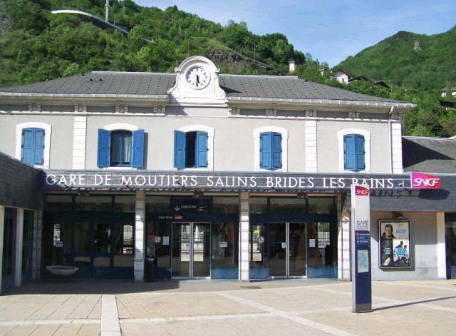 Façade du bâtiment de la gare de Moûtiers-Salins-Brides-les-Bains en Savoie.