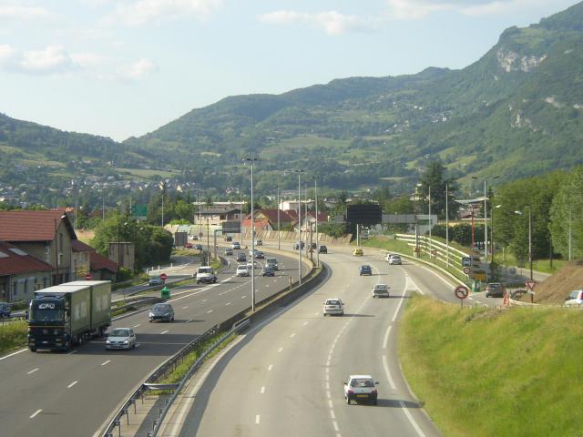 Vue de la voie rapide urbaine (VRU) de Chambéry en Savoie, depuis la bretelle pour La Ravoire, début juin 2006.