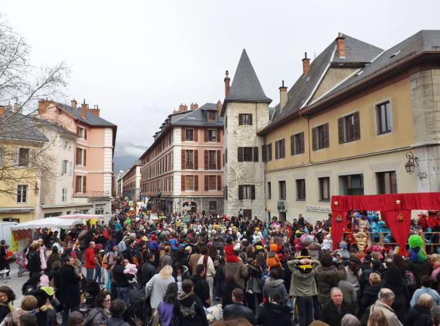 Vue de la parade du Carnaval 2013 de Chambéry en Savoie, ici lors de son passage sur la place du château.