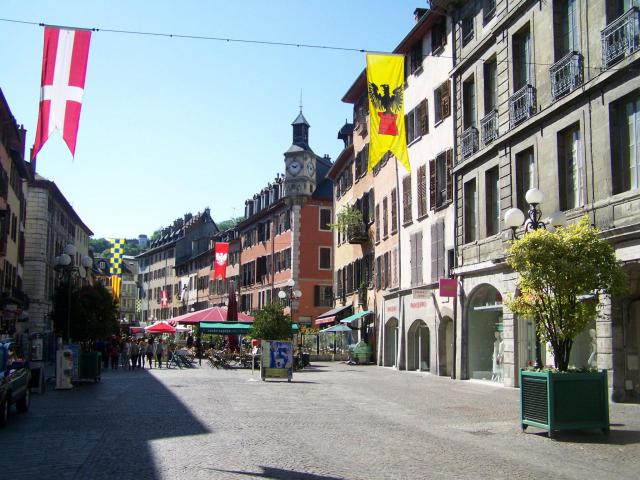 Vue de la place St-Léger, principale rue piétonne de Chambéry en Savoie.