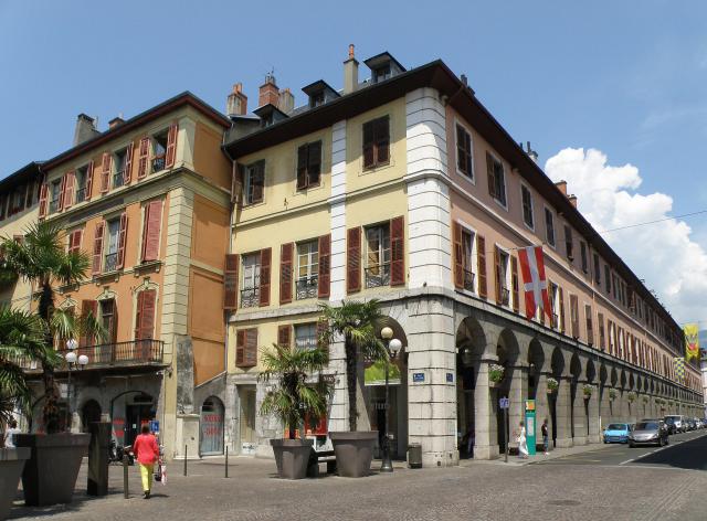 Chambéry, ville et préfecture du département de la Savoie (région Rhône-Alpes, France). Rue de Boigne (à droite, bordée de galeries à…