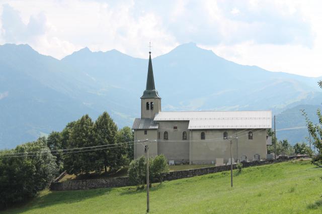 Façade nord de l'église Saint-Pierre, située dans le hameau de Nâves-Fontaine (commune de La Léchère)