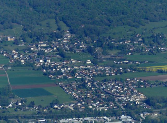 Vue, depuis le sommet du Mont du Chat (1 500 mètres d'altitude), de la commune de Méry, entre Chambéry et Aix-les-Bains, en Savoie.