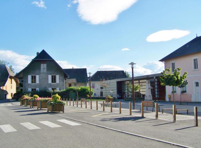 Chef-lieu de la commune de Sonnaz, au nord de Chambéry, en Savoie, avec la mairie visible sur la droite.