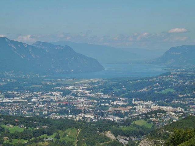 Vue panoramique de la ville de Chambéry et son agglomération, ainsi que du lac du Bourget en arrière-plan, en Savoie.