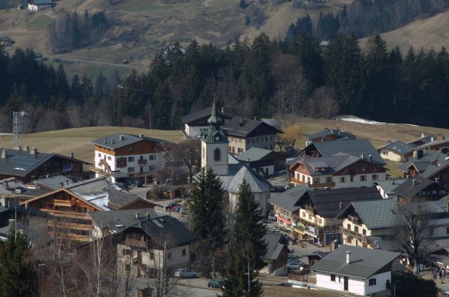 Notre-Dame-de-Bellecombe depuis les pistes de ski.