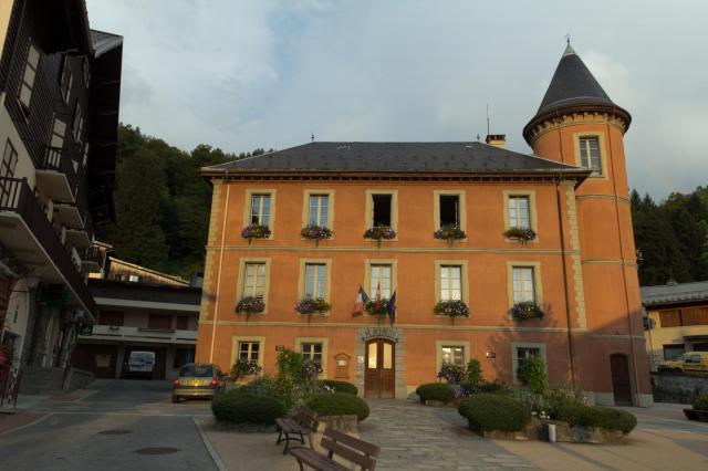 Mairie de Beaufort-sur-Doron en Savoie, au crépuscule.