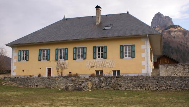 Mairie de Jarsy aménagée dans le bâtiment de l'ancien presbytère. En arrière-plan, la dent de Pleuven.