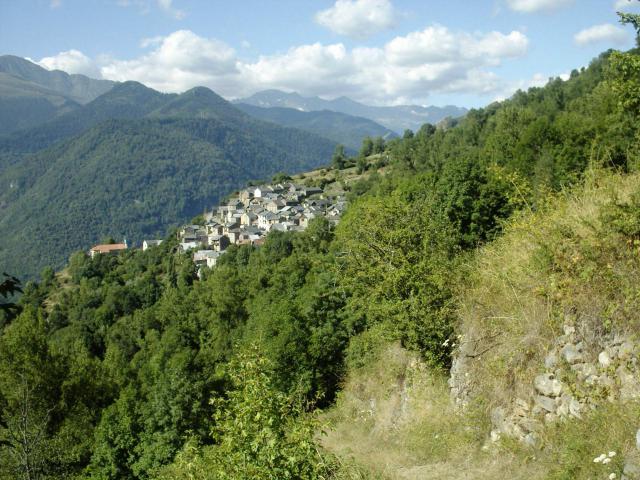 Vue du village de Lapège (Ariège-France)