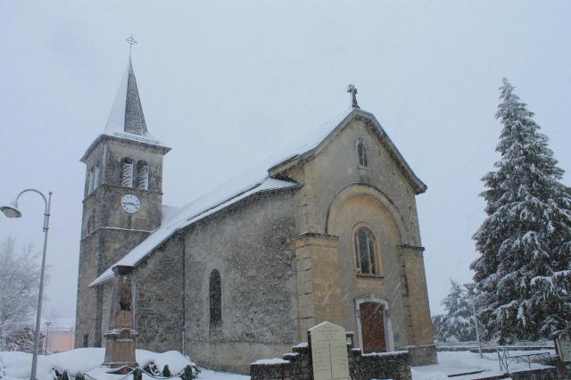 Profil de l'Église Saint-Maurice d'École sous la neige