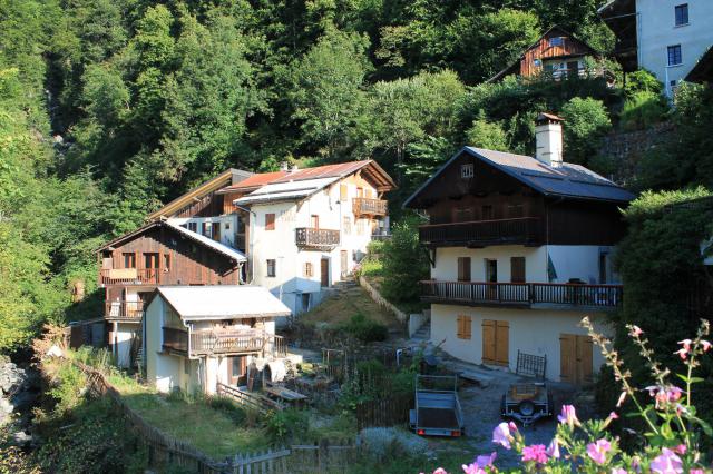 Groupe de maison sur la rive gauche du ruisseau du Meuneray. Au centre l'ancien Café - Tabac du village.
