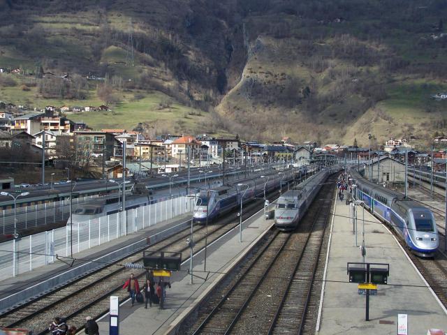 Vue des voies et quais de la gare ferroviaire de Bourg-Saint-Maurice pendant un samedi chargé de vacances d'hiver, en Savoie.