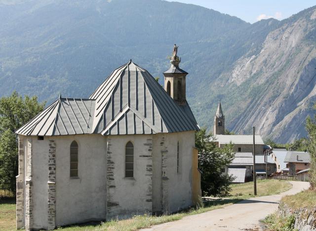Arrière de la chapelle Notre-Dame-des-Victoires (1869) de Beaune (août 2018).