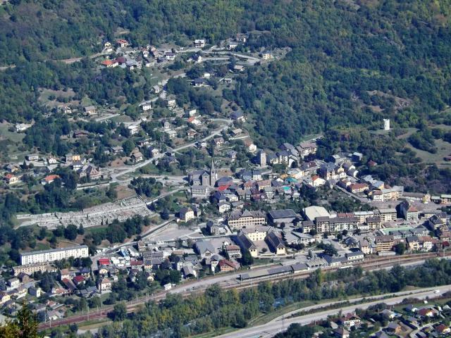 Vue aérienne, depuis le col du Télégraphe, de Saint-Michel-de-Maurienne, dans la vallée de la Maurienne, en Savoie.