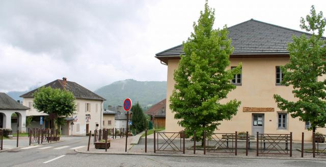 Mairie (à droite) et bibliothèque municipale (à droite) de Marthod.