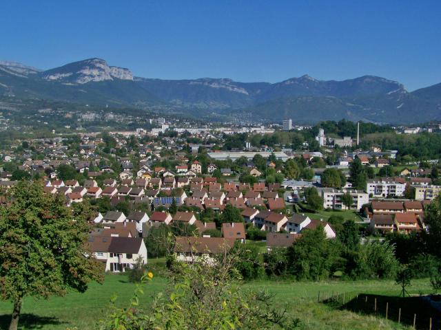 Vue panoramique des communes de Cognin (maisons au premier plan) et de Chambéry (arrière-plan), en Savoie.
