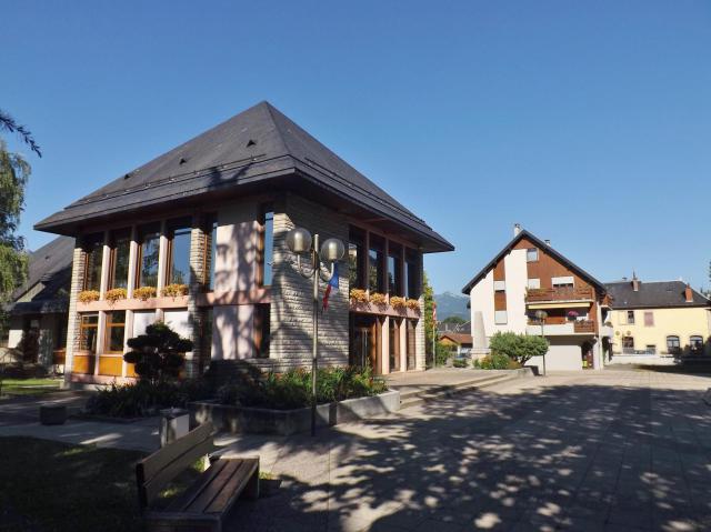 Vue, en soirée, de la mairie de la commune de Cognin, près de Chambéry en Savoie.