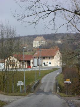 Minzier (F-74270), coopérative Laitière du Vuache et château de Novéry.
