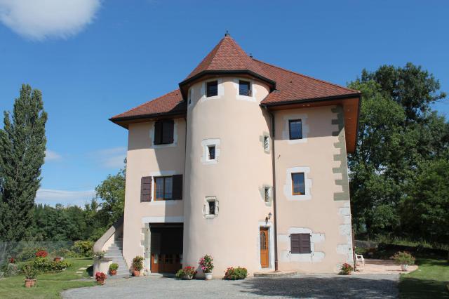 Ancien hôpital Saint-Christophe de "Hautevillette" (XIIIe s.) avec sa tour dite "la prison" appartenant aux Hospitaliers…