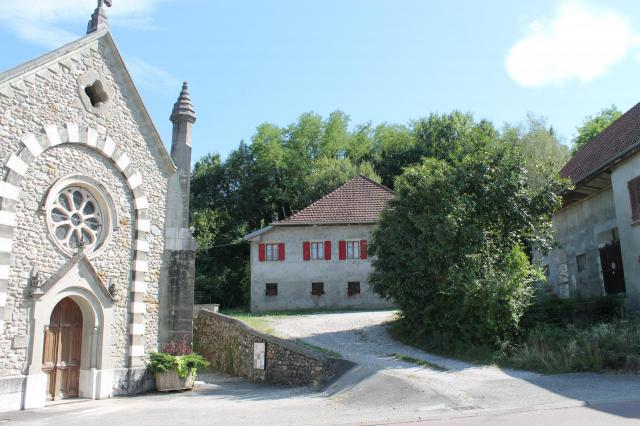 Église Saint-Nicolas, ferme et butte où se situent les ruines du château d'Hauteville-sur-Fier.