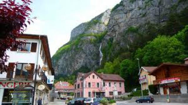 Magland et sa cascade