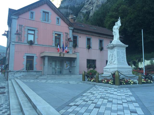 Mairie et monument aux morts de Magland en août 2016