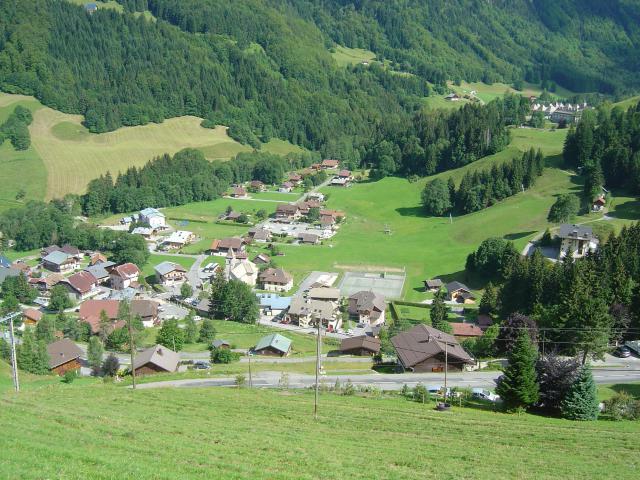 Village de Le Reposoir vu depuis la route du col de la Colombière