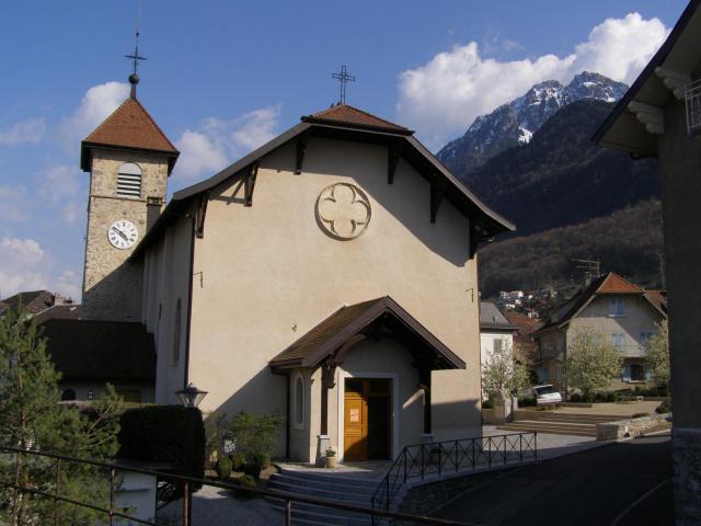 Eglise St-Laurent de St-Gingolph. Vue prise depuis la ligne de chemin de fer