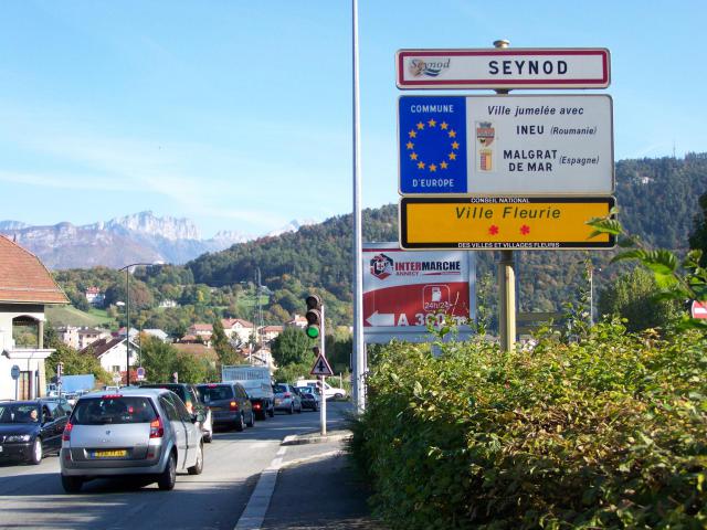 Panneau indiquant l'entrée dans la commune de Seynod à la sortie d'Annecy en Haute-Savoie.