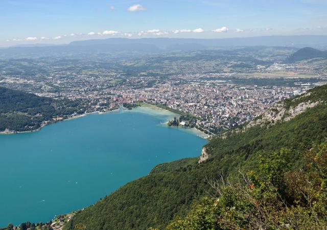 Annecy et le lac d'Annecy vus du mont Veyrier (Haute-Savoie, France).