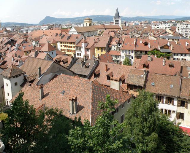Annecy, ville et préfecture du département de la Haute-Savoie (région Rhône-Alpes, France). Vue générale de la vieille ville, depuis…