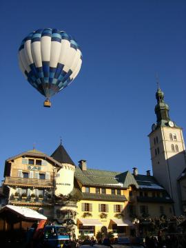 Coeur du centre ville de Megève durant la saison d'hiver en Décembre 2006