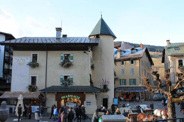 Donjon dit « La Tour de Demi-Quartier », ancienne maison de la famille de Capré, situé sur la commune de Megève, et mairie de Demi-Quartier.