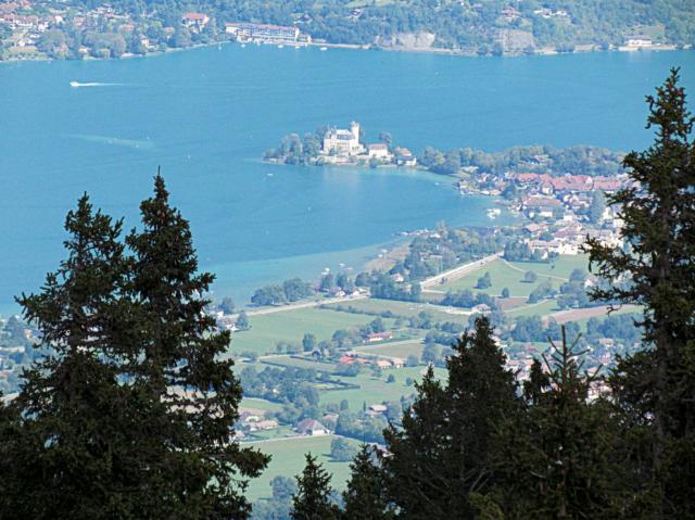 Vue sur la presqu'île et le château de Duingt depuis la montagne du Semnoz # Haute-Savoie (74) .