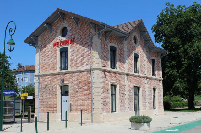 Ancien bâtiment voyageur de la gare de Mézériat, aujourd'hui siège du syndicat Veyle-vivante.