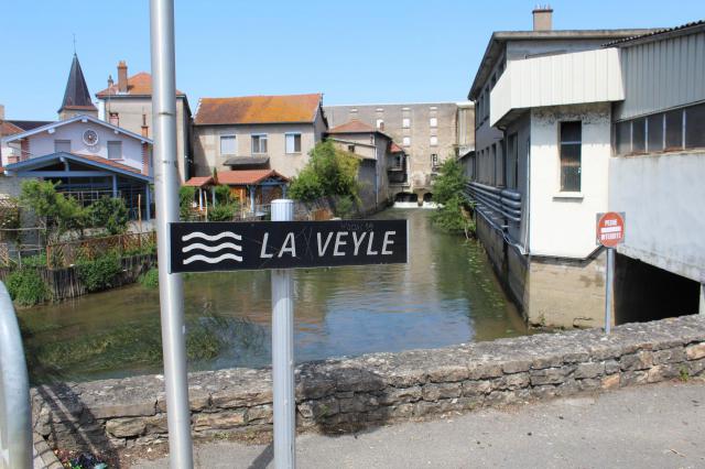 La Veyle à Mézériat près de la route départementale D26. Dans le passage à côté du panneau Pêche interdite se trouve l'Irance, ce qui fait…