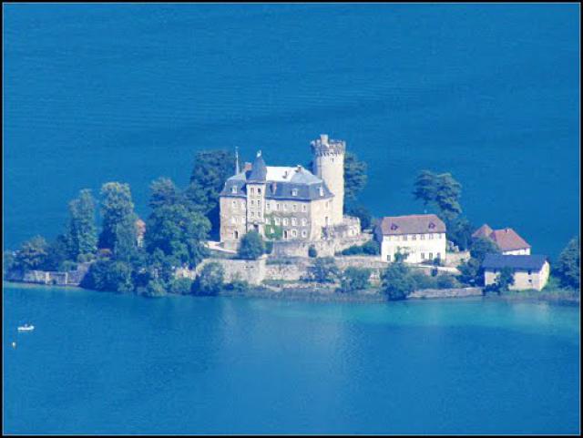 Zoom sur le château # Duingt # Haute-Savoie (74) .